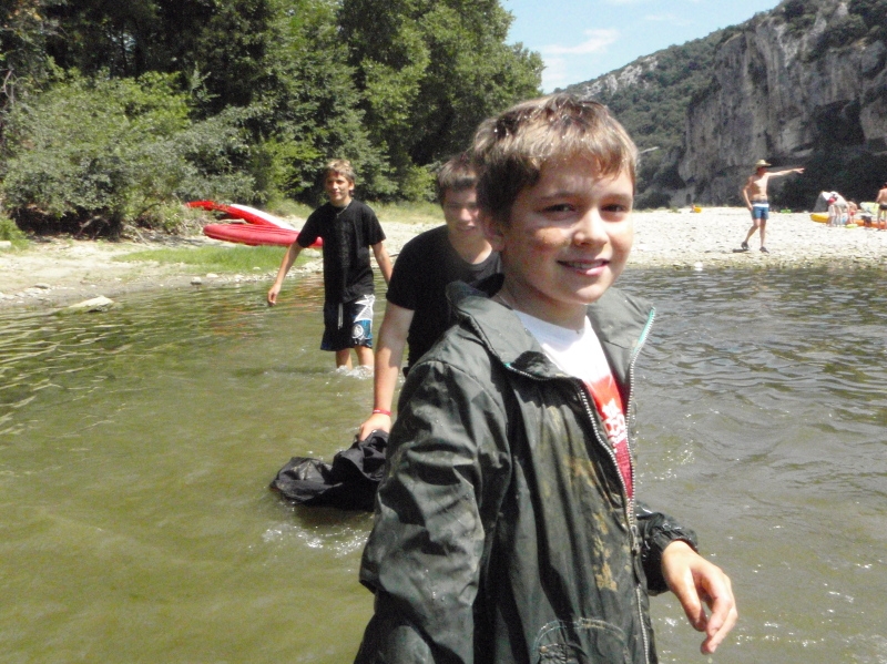 Village Camps International Summer Camp Ard&egrave;che, France 2019-07-26 https://www.villagecamps.com/journals_admin/images/66-37-Oleg gets clean.jpg